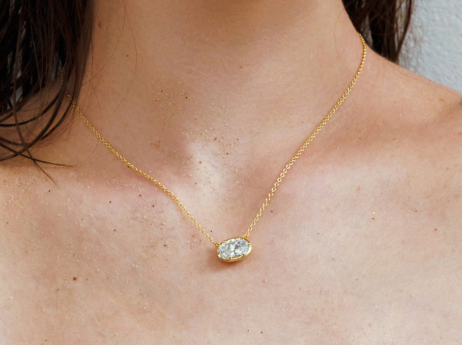 Gold pendant necklace