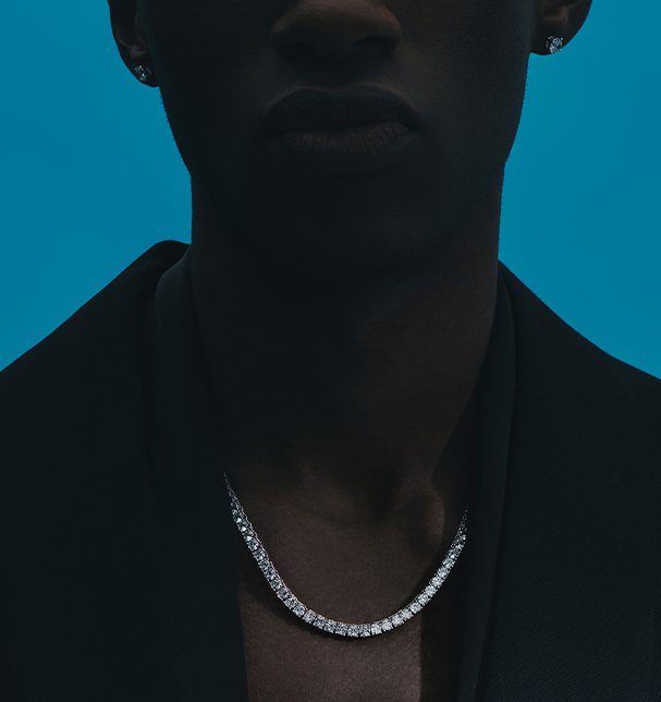 Man wearing a men's necklace