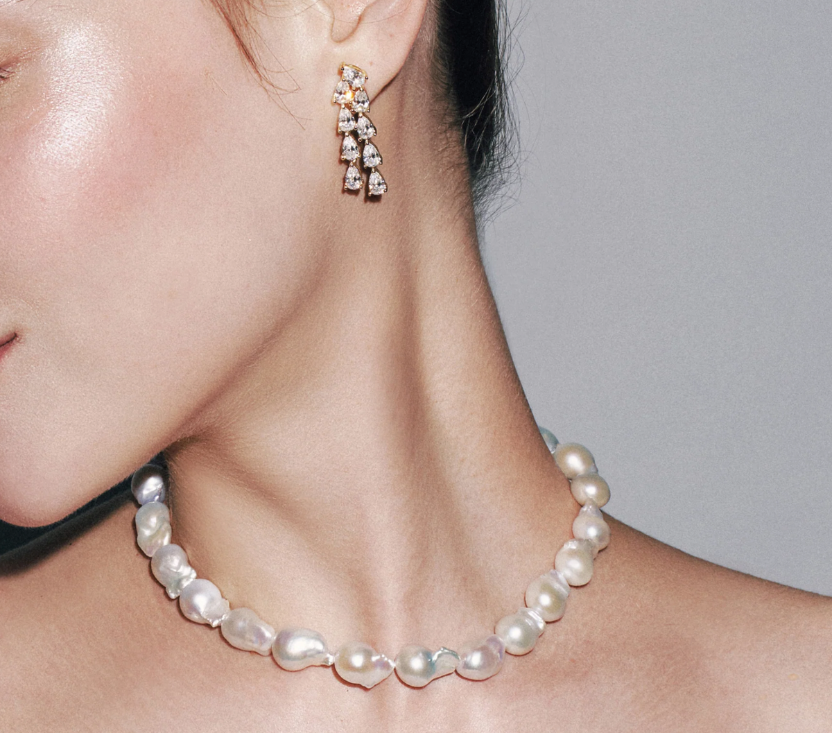 Model wearing the Magna freshwater pearl necklace